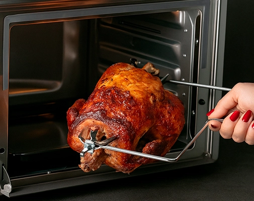 Forno e Fryer Gallant Digital Rotisserie 25L com frango sendo colocado na função rotisserie