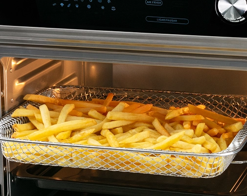 Forno e Fryer Gallant Digital Rotisserie 25L com batata frita em seu cesto air fryer